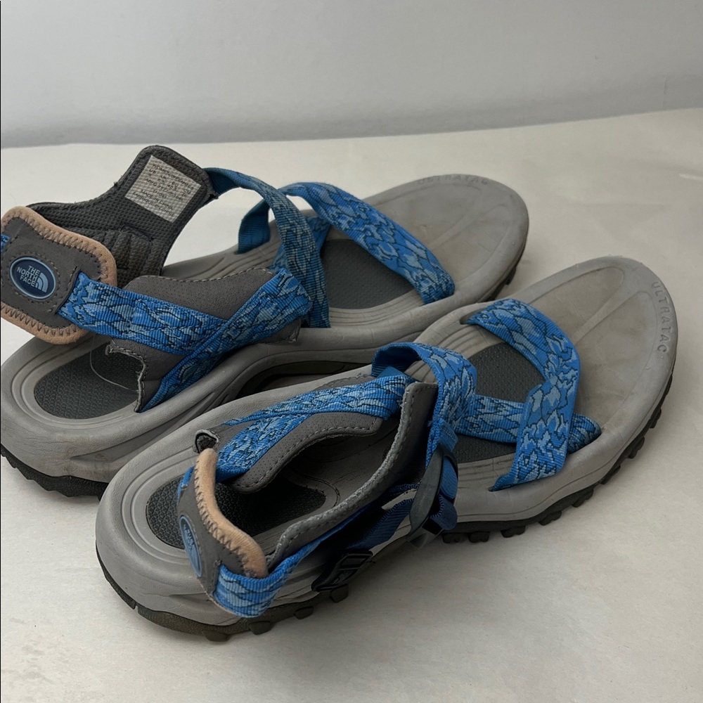 The North Face Women’s Blue and Gray Sandals sz 9
